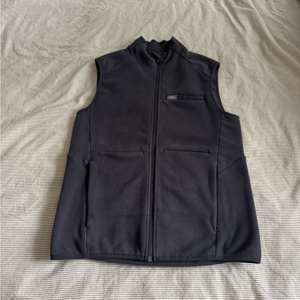 Figs Women’s On-Shift Fleece Vest™- Charcoal